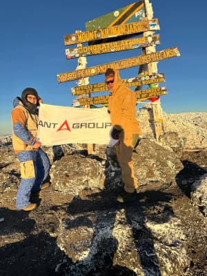 Флаг ГК ANT-GROUP с высоты Килиманджаро